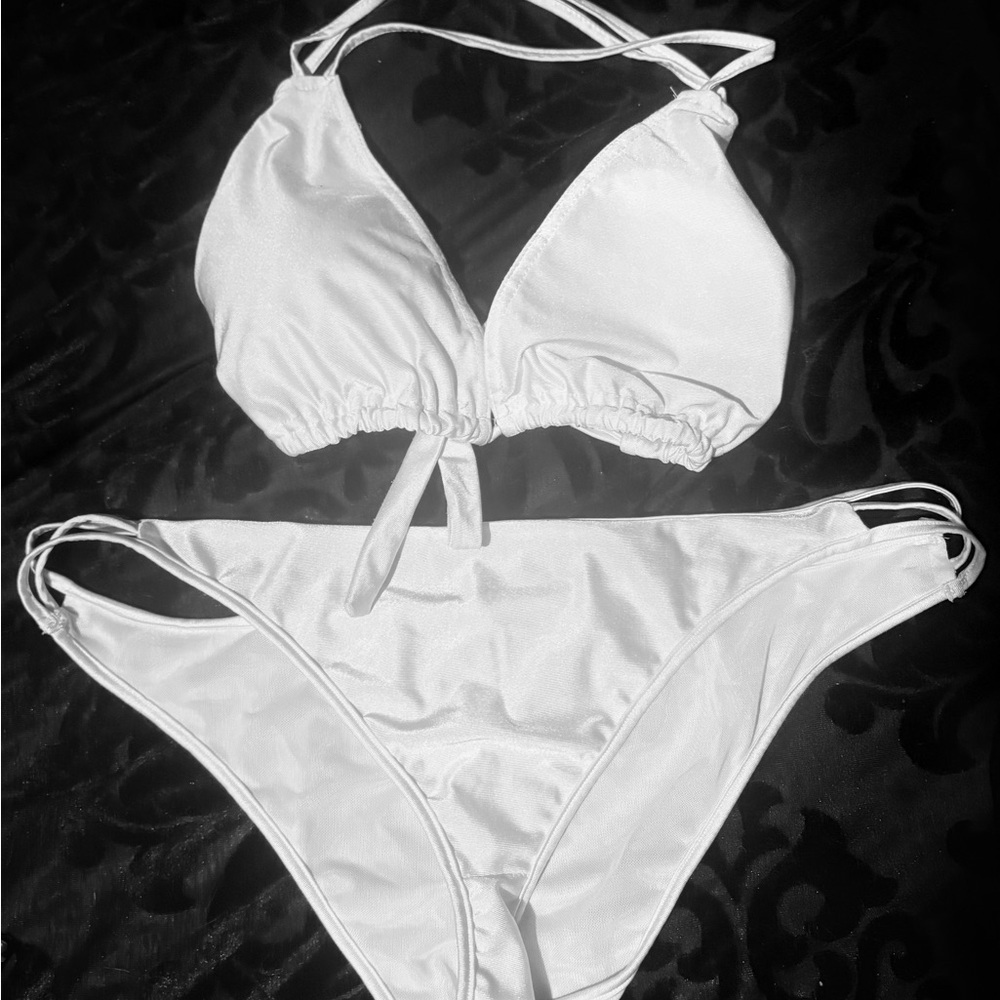 Chic White Women's Bikini Set